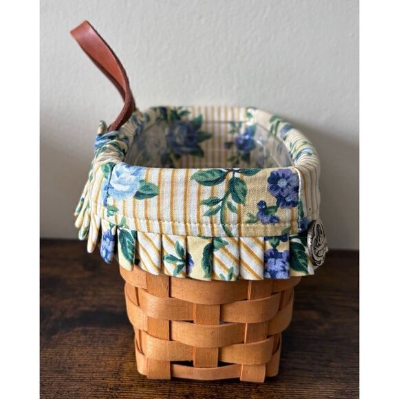 Longaberger 1999 Small Wall Hanging Basket with Leather Strap Signed w/Liner - Picture 3 of 9